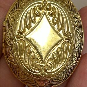 4/$100 vintage 1980 Elegant Gold Ornate photo locket necklace 24 inches 💙